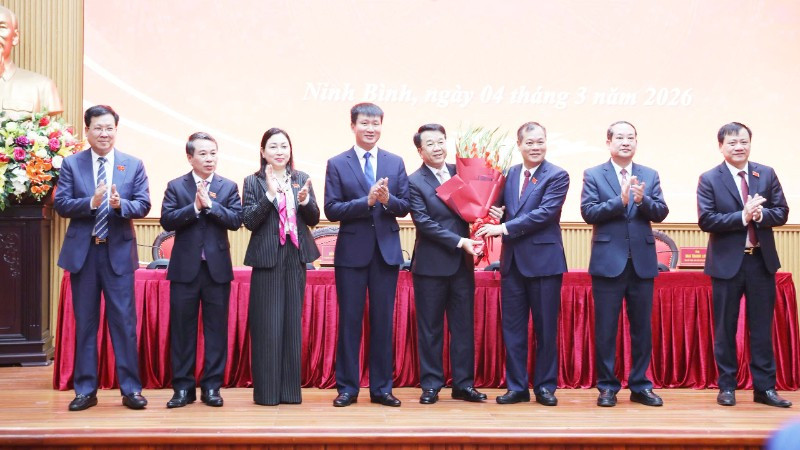 Các đồng chí Thường trực Tỉnh ủy, lãnh đạo Hội đồng nhân dân tỉnh tặng hoa chúc mừng ông Nguyễn Thanh Bình được bầu giữ chức Chủ tịch Ủy ban nhân dân tỉnh Ninh Bình.