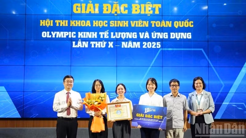 Đại diện Ban tổ chức Hội thi trao giải Đặc biệt tặng nhóm thí sinh xuất sắc.