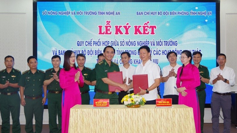 Đại diện lãnh đạo Sở Nông nghiệp và Môi trường Nghệ An và Ban Chỉ huy Bộ đội Biên phòng Nghệ An ký kết kế hoạch phối hợp trong phòng chống khai thác IUU.