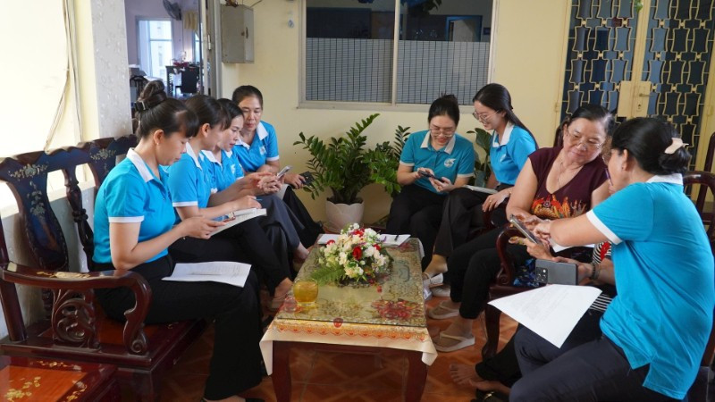 Ban điều hành mô hình “Ngôi nhà an toàn số-Đồng hành cùng phụ nữ và trẻ em” ở phường Sa Đéc, tỉnh Đồng Tháp họp định kỳ để đánh giá hiệu quả hoạt động. (Ảnh HỮU NGHĨA)