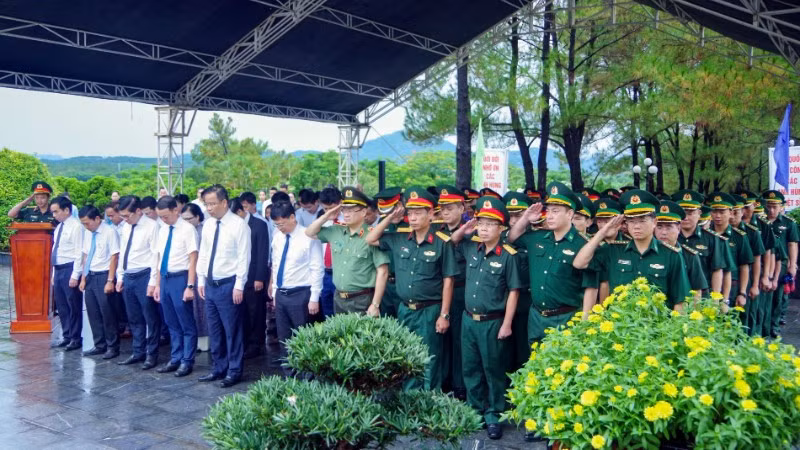 Các đại biểu tham dự lễ tưởng niệm các Anh hùng liệt sĩ.