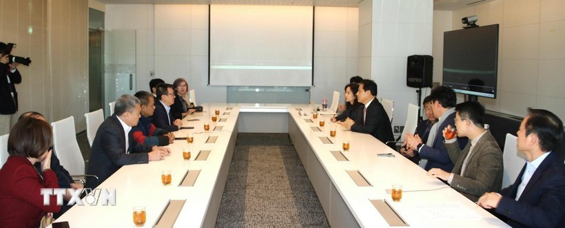 Đoàn đại biểu Hội Nhà báo Việt Nam làm việc với đoàn đại biểu báo Hankook Ilbo tại trụ sở báo Hankook Ilbo. (Ảnh: ĐỨC THẮNG/TTXVN)