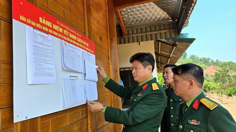 Đại tá Trịnh Đức Thiêm, Chỉ huy trưởng Bộ Chỉ huy Quân sự tỉnh Điện Biên kiểm tra công tác chuẩn bị bầu cử tại xã biên giới Nà Hỳ. 