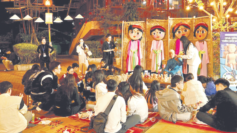 Trải nghiệm tô mầu con rối gỗ giúp công chúng tìm hiểu về cách tạo hình và đặc điểm các nhân vật rối. (Ảnh RỐICONIC)