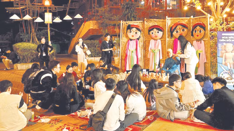 Trải nghiệm tô mầu con rối gỗ giúp công chúng tìm hiểu về cách tạo hình và đặc điểm các nhân vật rối. (Ảnh RỐICONIC)