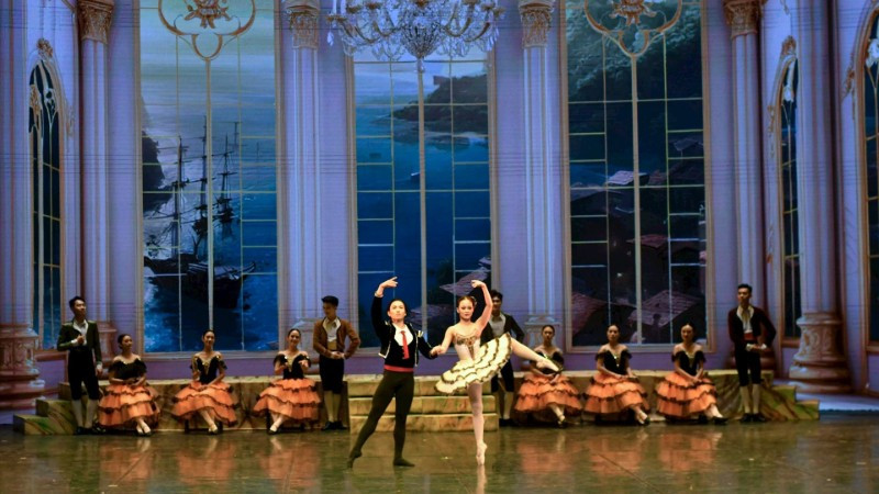 Cảnh trong vở ballet “Don Quixote” của Nhà hát Nhạc vũ kịch Việt Nam. (Ảnh TRUNG KIÊN)