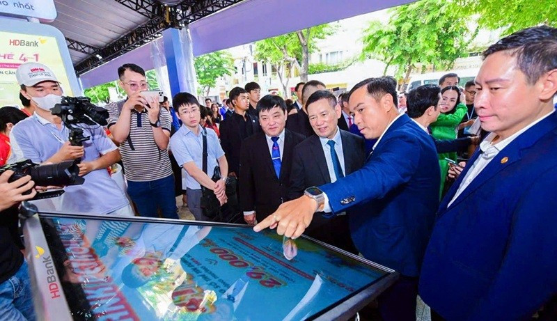 Phó Thủ tướng Chính phủ Hồ Đức Phớc cùng đoàn đại biểu cấp cao thăm không gian giới thiệu các giải pháp tài chính số của HDBank tại sự kiện.