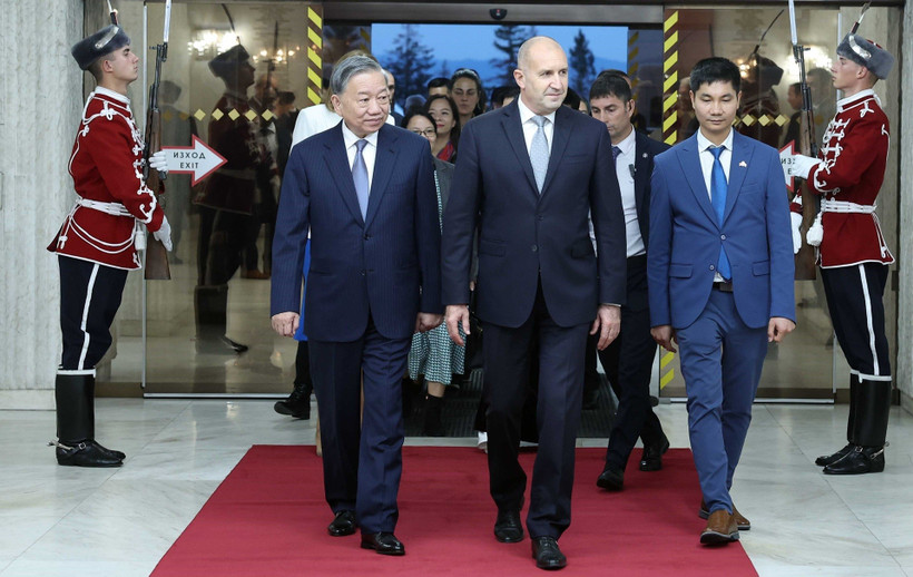 Tổng Bí thư Tô Lâm và Phu nhân với Tổng thống Cộng hòa Bulgaria Rumen Radev và Phu nhân tham quan Bảo tàng lịch sử Quốc gia Bulgaria. (Ảnh: THỐNG NHẤT/TTXVN)