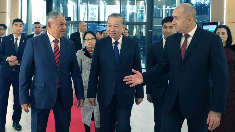 Tổng thống Bulgaria Rumen Radev và lãnh đạo doanh nghiệp quốc phòng Samel 90 đón Tổng Bí thư Tô Lâm. (Ảnh: THỐNG NHẤT/TTXVN)