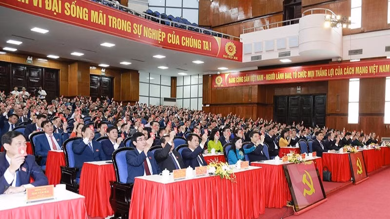 Các đại biểu tham dự Đại hội đại biểu Đảng bộ tỉnh Thanh Hóa lần thứ XX biểu quyết thông qua nội dung phiên trù bị.