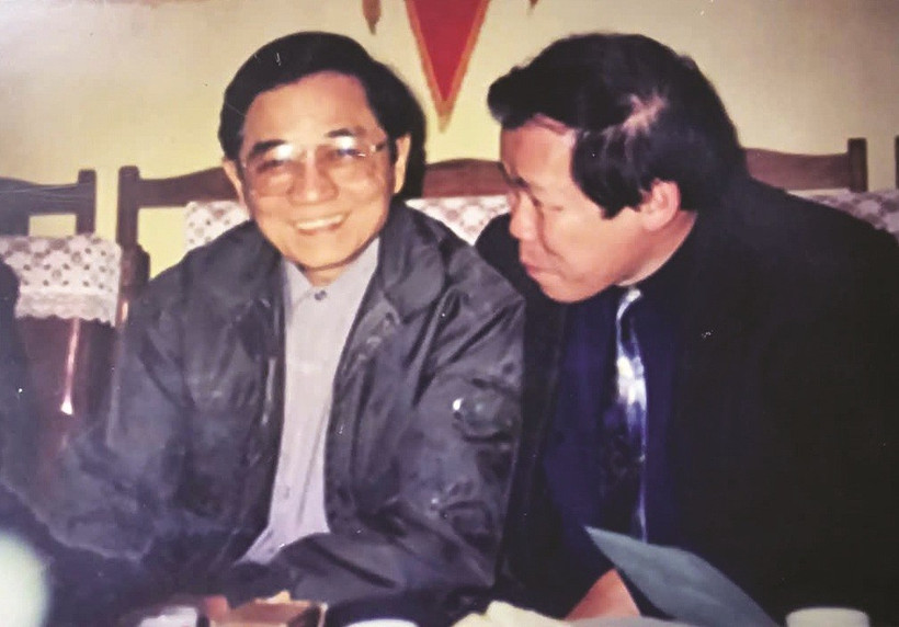 Nhà báo Đỗ Quảng nói chuyện với Bộ trưởng Năng lượng Vũ Ngọc Hải tại phòng khách trại giam Bộ Công an sau khi bị tuyên án 3 năm tù vì những sai phạm trong dự án Đường dây 500kV Bắc-Nam.