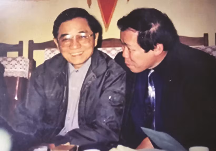 Nhà báo Đỗ Quảng nói chuyện với Bộ trưởng Năng lượng Vũ Ngọc Hải tại phòng khách trại giam Bộ Công an sau khi bị tuyên án 3 năm tù vì những sai phạm trong dự án Đường dây 500kV Bắc-Nam.