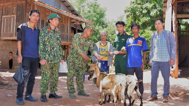 Tiến hành hỗ trợ cây, con giống cho nhân dân các xã trong vùng dự án phát triển kinh tế, xóa đói giảm nghèo.