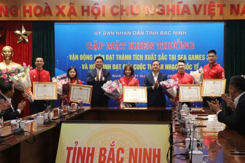 Lãnh đạo tỉnh Bắc Ninh chúc mừng các vận động viên đoạt thành tích xuất sắc.