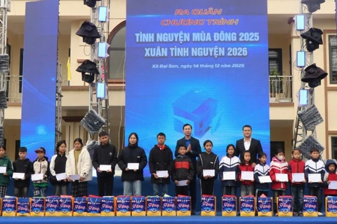 Nhiều phần quà thiết thực đã được Ban Tổ chức trao tặng tới các em nhỏ, học sinh vùng cao.