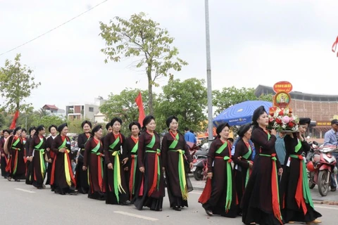 Các liền chị quan họ tham gia rước lễ tại lễ hội đền Vua Bà.