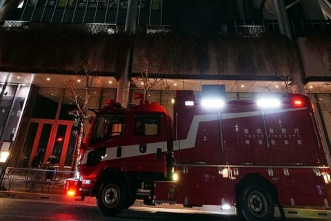 Xe cứu thương được huy động tới tòa tháp Skytree ở Tokyo, Nhật Bản, sau khi xảy ra sự cố thang máy ngày 22/2/2026. (Ảnh: Kyodo/TTXVN)