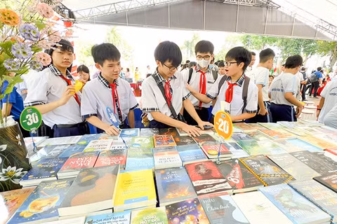 Học sinh tham gia ngày sách. 