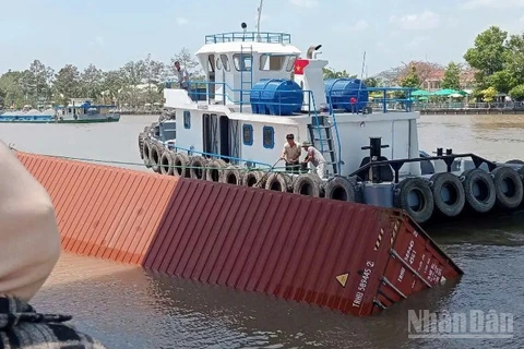 Thùng container rơi xuống kênh sau khi va chạm và dạ cầu dây Chợ Gạo. (Ảnh: Q.T)