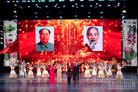 Các nghệ sĩ hát bài Việt Nam-Trung Hoa.