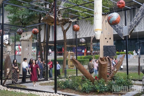 Những mảnh xác máy bay và vỏ bom được sắp đặt thành không gian nghệ thuật.