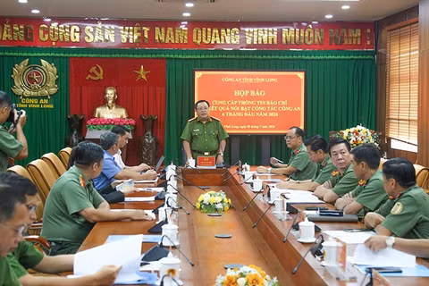 Lãnh đạo Công an tỉnh Vĩnh Long tổ chức họp báo. 