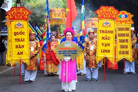 Đoàn cung nghênh Thánh Mẫu bằng đường bộ từ Thánh đường Thiên Tiên Thánh giáo (352 Chi Lăng) lên công viên Thương Bạc.