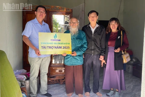 Được sự ủy quyền của lãnh đạo Báo Nhân Dân và PetroVietnam, nhà báo Nguyễn Công Lý, Trưởng văn phòng đại diện Báo Nhân Dân tại Đắk Lắk trao tặng nhà Đại đoàn kết cho hộ ông Hộ ông Nguyễn Như Ý, ở thôn 4, xã M’Drắk.