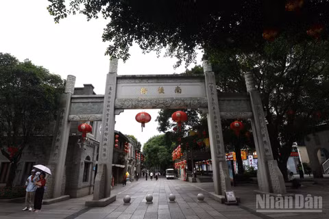 Cổng chào bằng đá uy nghiêm dẫn vào Nam Hậu Nhai - trục đường xương sống sầm uất nhất của di sản Tam Phường Thất Hạng, nơi phân định ranh giới giữa ba hẻm (phía tây) và bảy ngõ (phía đông).