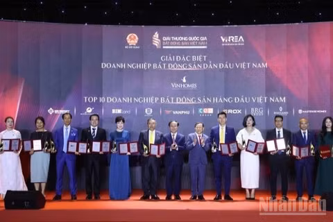 Vinh danh các doanh nghiệp, dự án và thương hiệu bất động sản tiêu biểu. (Ảnh: NGỌC DUY)