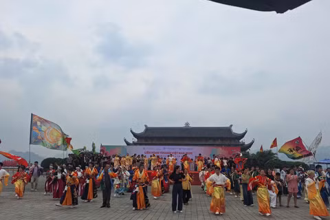 Màn biểu diễn rực rỡ của các đội tham gia liên hoan.