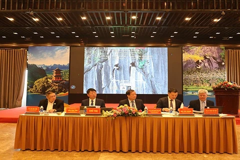 Các đại biểu chủ trì hội thảo.