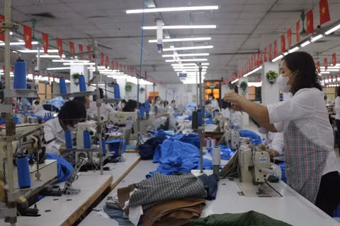 Sản xuất hàng dệt may xuất khẩu tại Tổng công ty May 10.