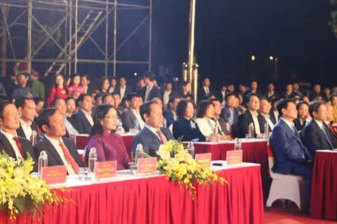 Các đại biểu và nhân dân dự Lễ khai hội mùa Xuân Côn Sơn-Kiếp Bạc.