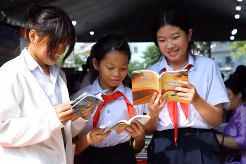 Học sinh đọc sách tại gian trưng bày Thư viện tỉnh Đồng Nai.