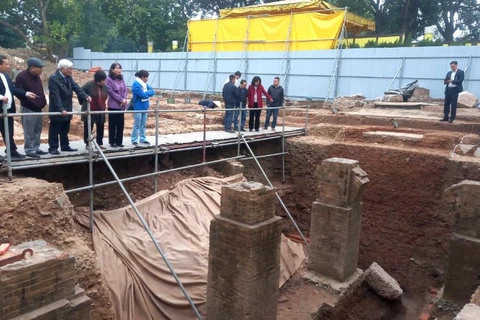 Các nhà khoa học thảo luận về kết quả khai quật khảo cổ tại Hoàng thành Thăng Long.