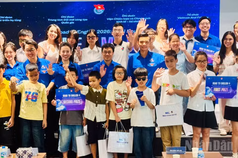 Các thí sinh, đại biểu và Ban tổ chức sau kết thúc cuộc thi. (Ảnh: HNV)