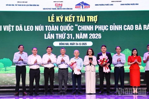 Ban Lãnh đạo Báo và Phát thanh, Truyền hình Đồng Nai tặng hoa chúc mừng 2 nhà tài trợ.