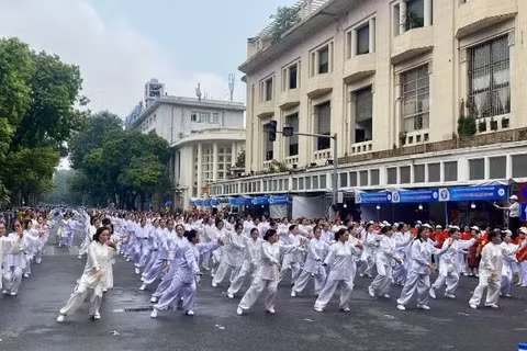 Người cao tuổi tham gia Ngày hội rèn luyện sức khỏe tại Hà Nội. (Ảnh: THÚY HÀ)