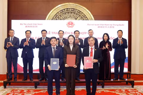 Lễ trao biên bản hợp tác giữa các doanh nghiệp Việt Nam-Trung Quốc. (Ảnh: Thống Nhất/TTXVN)