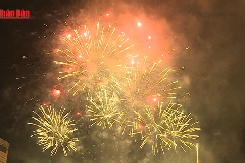 [Video] Mừng Đại hội Đảng XIV: Người dân Thủ đô lần đầu được xem trình diễn pháo hoa nghệ thuật quy mô lớn