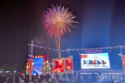 Pháo hoa tung bay trong nền trời đêm giao thừa tại Quảng trường Phan Ngọc Hiển, phường An Xuyên, tỉnh Cà Mau.