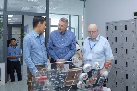 Đoàn chuyên gia tham quan cơ sở vật chất tại Trường đại học Công nghiệp Thành phố Hồ Chí Minh.