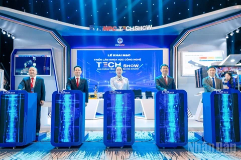 Các đại biểu EVNNPC kích hoạt để khai phóng tiềm năng - Tầm vóc EVNNPC trong lễ Khai mạc Triển lãm khoa học công nghệ EVNNPC. (Ảnh: AN NGUYÊN)