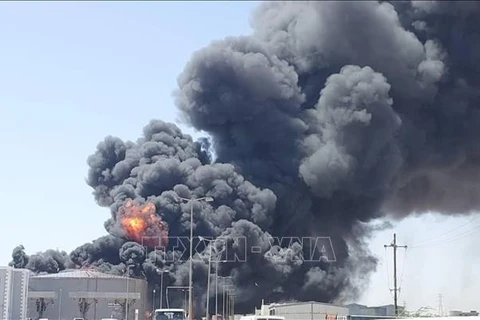 Khói bốc lên sau vụ tấn công bằng thiết bị bay không người lái của Lực lượng Hỗ trợ nhanh bán quân sự (RSF) nhằm vào kho nhiên liệu ở thành phố Port Sudan. (Ảnh tư liệu: THX/TTXVN)
