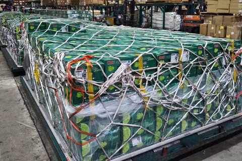 Hình ảnh các lô hàng từ Việt Nam chuẩn bị được đưa lên máy bay vận chuyển sang Dubai.