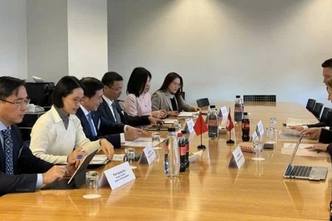 Cuộc họp song phương với bà Helene Budliger Artieda, Quốc vụ khanh, Lãnh đạo Tổng cục Kinh tế Liên bang Thụy Sĩ (SECO).