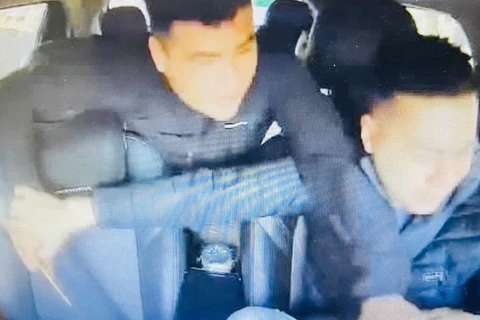 Hình ảnh tài xế xe tắc-xi Trương Ngọc Thắng bị người ngồi sau cầm vật nhọn tấn công. 