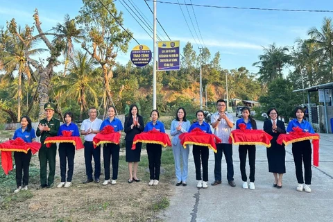 Đại diện các đơn vị cắt băng khánh thành, bàn giao công trình “Thắp sáng vùng biên” tại Khu phố Phương Phú, phường Xuân Đài, tỉnh Đắk Lắk.
