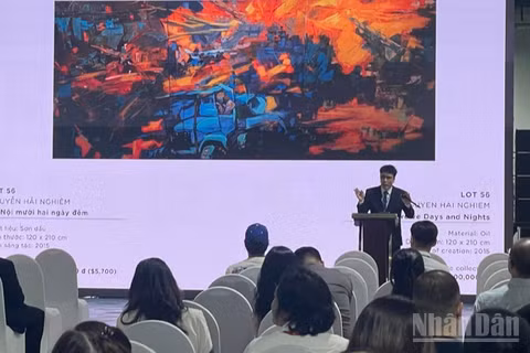 Một phiên đấu giá tác phẩm mỹ thuật tại Việt Nam. 